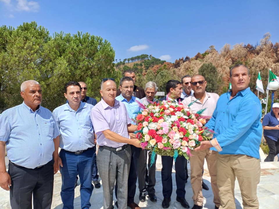 Dépôt de de gerbe de fleur s à Zighoud Youcef (Constantine)