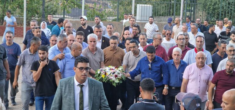 Le candidat du FFS, le camarade Youcef Aouchiche, dépose une gerbe de fleurs au Mémorial d’Ifri