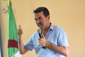 Ahmed Sili, le président de l’APC de Tirmitine, lors de la présentation de son bilan dans la salle de conférence du lycée Hocine Aït-Ahmed à Tirmitine