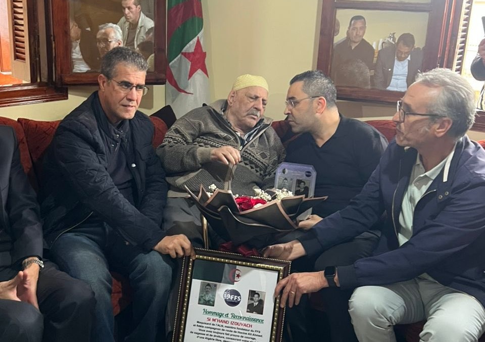 Hommage du FFS à Si M'hand Izouvach